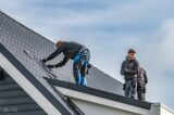 Plaatsing zonnepanelen op dak van kantine op zaterdag 2 oktober 2021 (11/23)